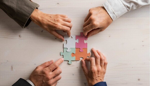 Rozdíl mezi fúzí a akvizicí